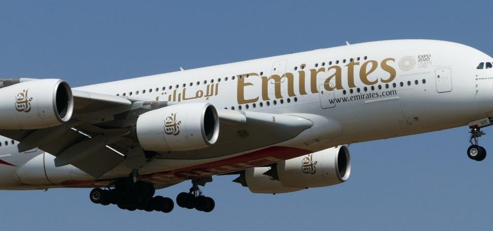 Para atrair passageiros, companhia aérea banca funeral e tratamento para covid-19