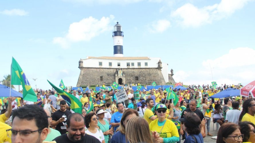 Manifestação de apoio a Bolsonaro começa movimentar a Barra, em Salvador 