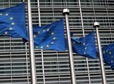 Sob novos surtos, Europa reduz lista de países com entrada liberada