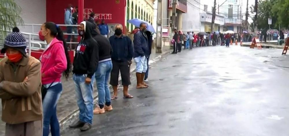 Agências da Caixa registram filas enormes no interior baiano para saque de auxílio emergencial