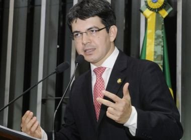 Protestos de hoje levaram 7 a 1 de atos pela Educação, diz Randolfe 