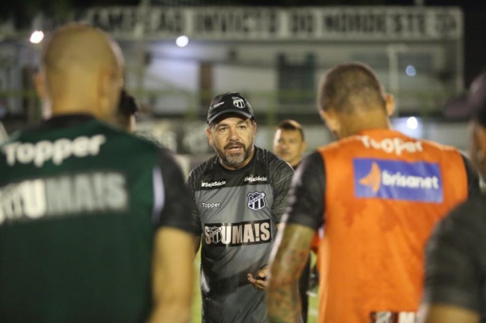 De olho no início do Brasileirão, Enderson Moreira se apresenta e comanda primeiro treino no Ceará