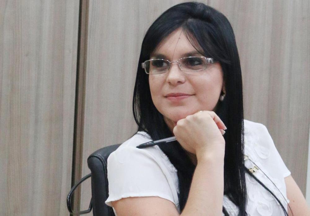 Professora Dayane nega composição com Geilson e mantém pré-candidatura em Feira