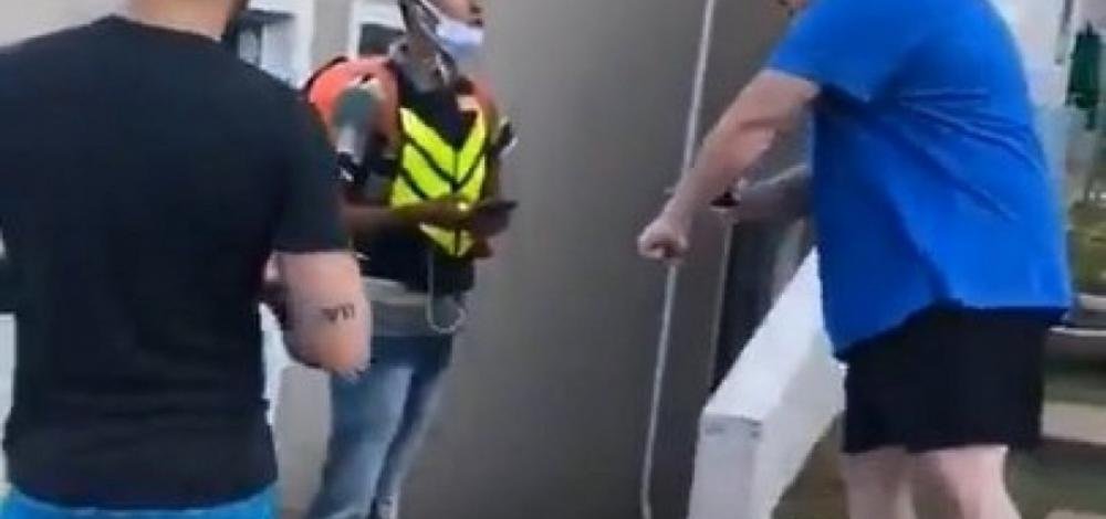 Homem humilha entregador de aplicativo com ofensas racistas; veja vídeo