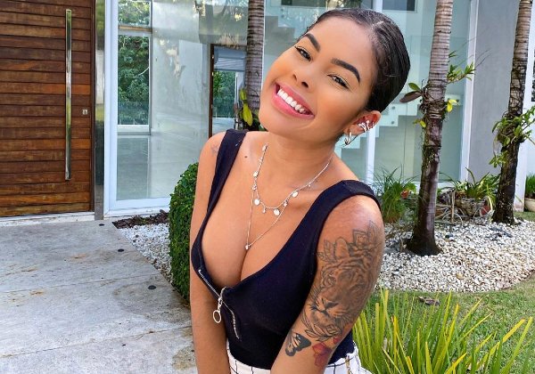 Apresentadora da live do Parangolé, Sthe Matos cobra R$ 50 mil por publipost