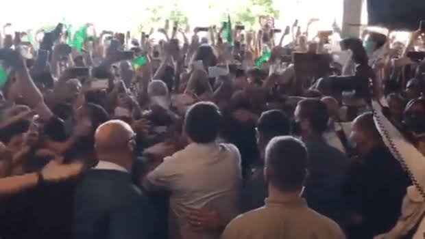 Bolsonaro participa de aglomeração ao desembarcar no aeroporto de Aracaju