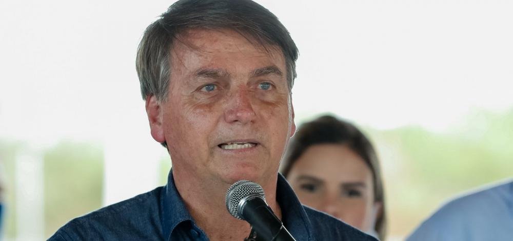 'Minha vontade é encher tua boca com uma porrada', diz Bolsonaro após pergunta de repórter