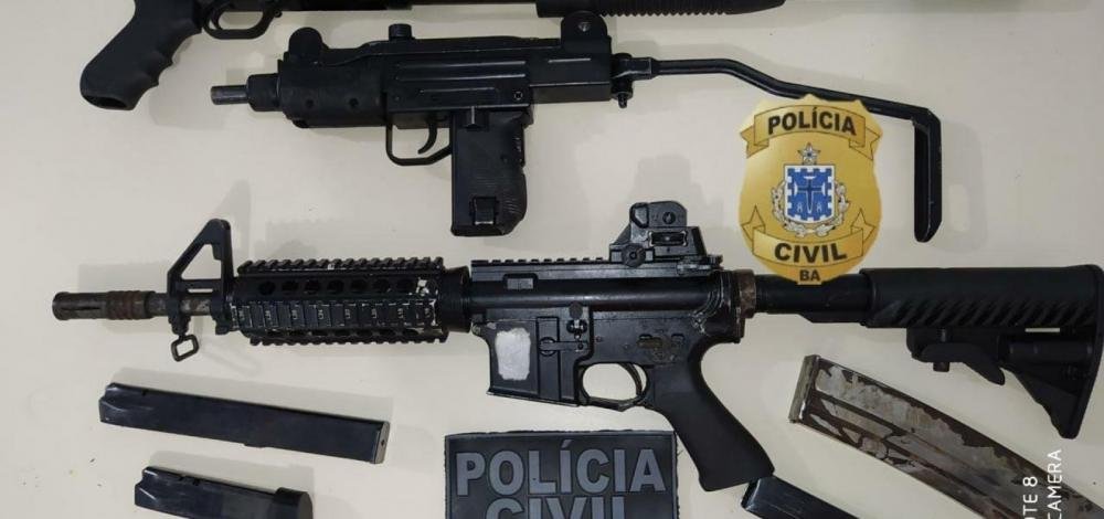 Feira de Santana: suspeito de tráfico é preso com fuzil, metralhadora e 92 kg de drogas em condomínio de luxo
