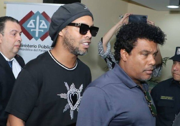 Ronaldinho Gaúcho e irmão voltarão ao Brasil nesta terça, diz coluna
