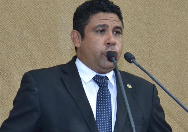 Pastor Tom continua no exercício do mandato até julgamento de embargos, diz defesa do deputado