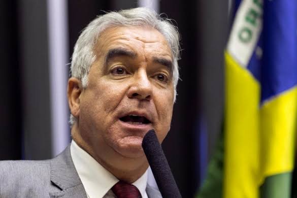 Zé Neto cobra projeto que prevê internet e computadores para estudantes