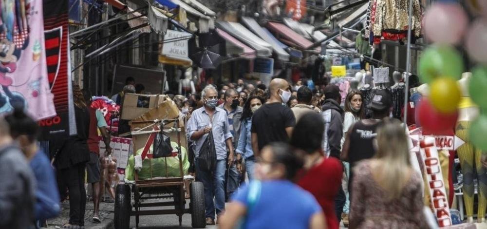 Mundo ultrapassa 25 milhões de casos de Covid-19, aponta universidade americana