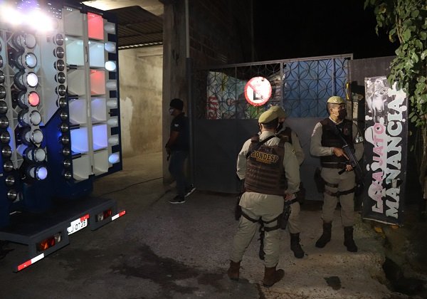 Polícia encerra festa ‘paredão’ com cerca de 200 pessoas aglomeradas
