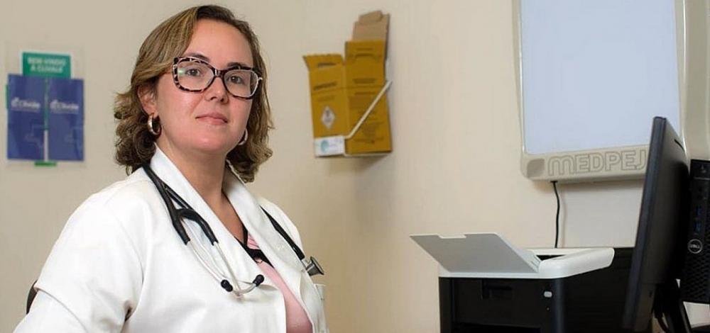 Médica baiana que participa da pesquisa da vacina de Oxford para covid-19 recebe segunda dose