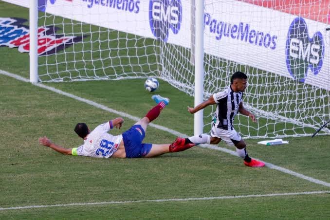 Em jogo com dois pênaltis, Bahia empata contra o Internacional no Beira Rio