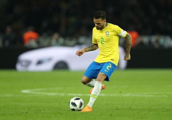 Tite não dá faixa a Neymar e anuncia Daniel Alves como capitão da seleção na Copa América
