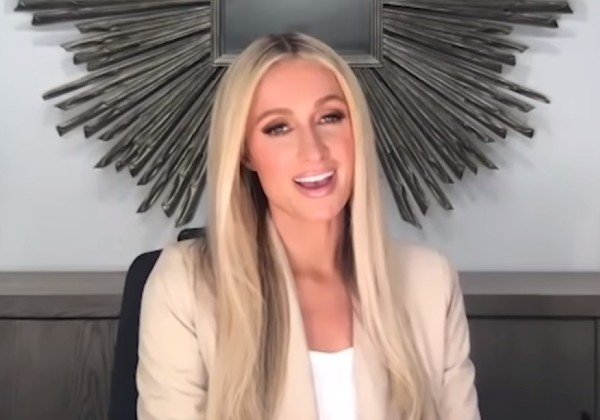 Paris Hilton revela ter vivido personagem por 17 anos e mostra verdadeira voz; assista