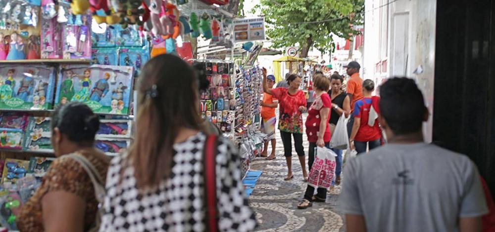 Desembargador suspende retirada de ambulantes do centro de Feira de Santana