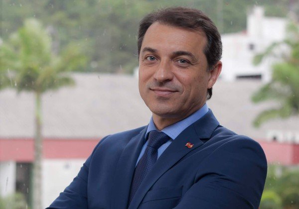 Governador de SC é alvo da PF em investigação que apura fraude em compra de respiradores