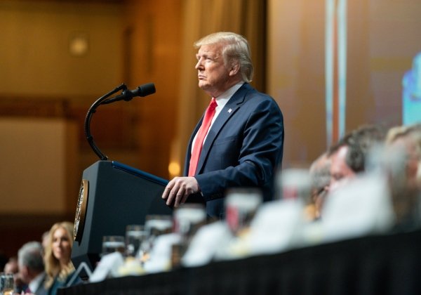 Teste positivo de Trump para coronavírus abala mercados antes de eleições