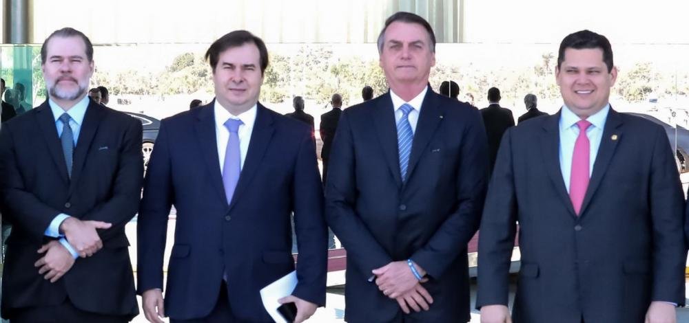 Bolsonaro diz ter 'muito mais poder' que Maia por ter 'caneta para editar decretos'