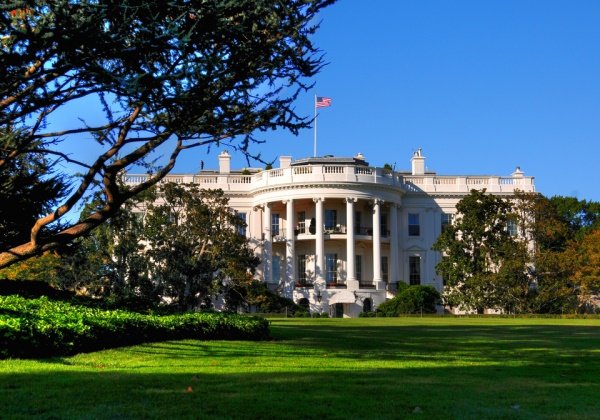 Porta-voz e funcionários da Casa Branca são diagnosticados com coronavírus