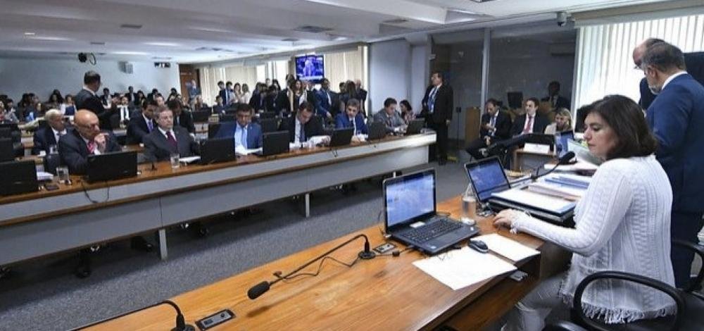 CCJ começa a discutir projetos para derrubar decreto de armas