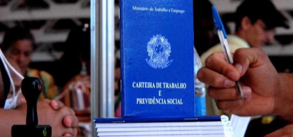 Bolsonaro prorroga até dezembro decreto que autoriza redução de salários e jornada de trabalho