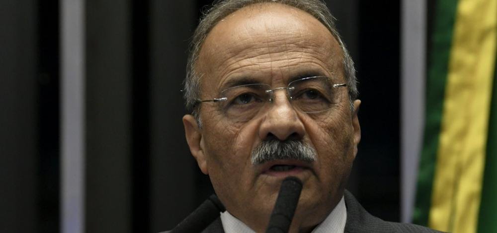 Após ser pego com dinheiro entre as nádegas, vice-líder do governo no Senado pede para deixar posto