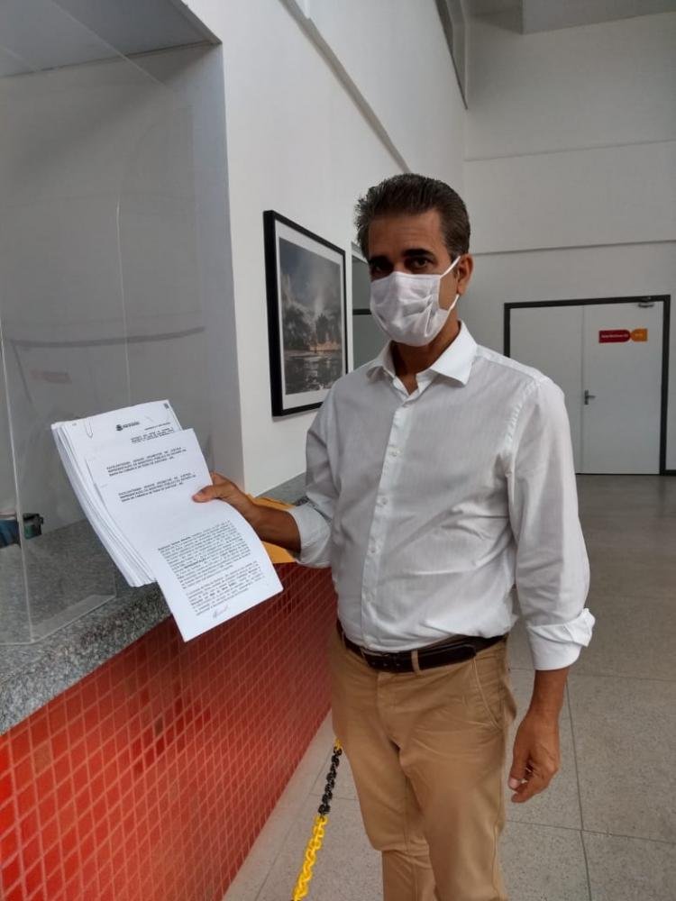 Feira: Robinson denuncia gestão de Colbert ao MP por irregularidades em contrato na Educação