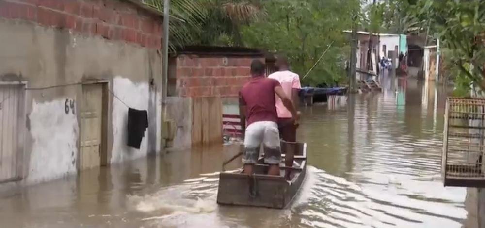 Chuvas deixam pontes submersas e famílias desalojadas no sul da Bahia