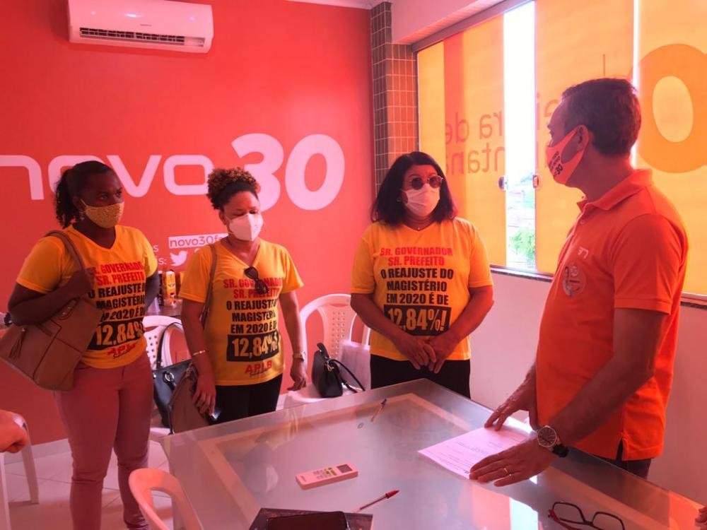 Carlos Medeiros assina carta-compromisso com APLB Feira