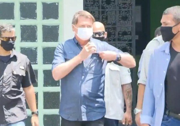 Cercado por seguranças, Bolsonaro vota no Rio e cumprimenta eleitores