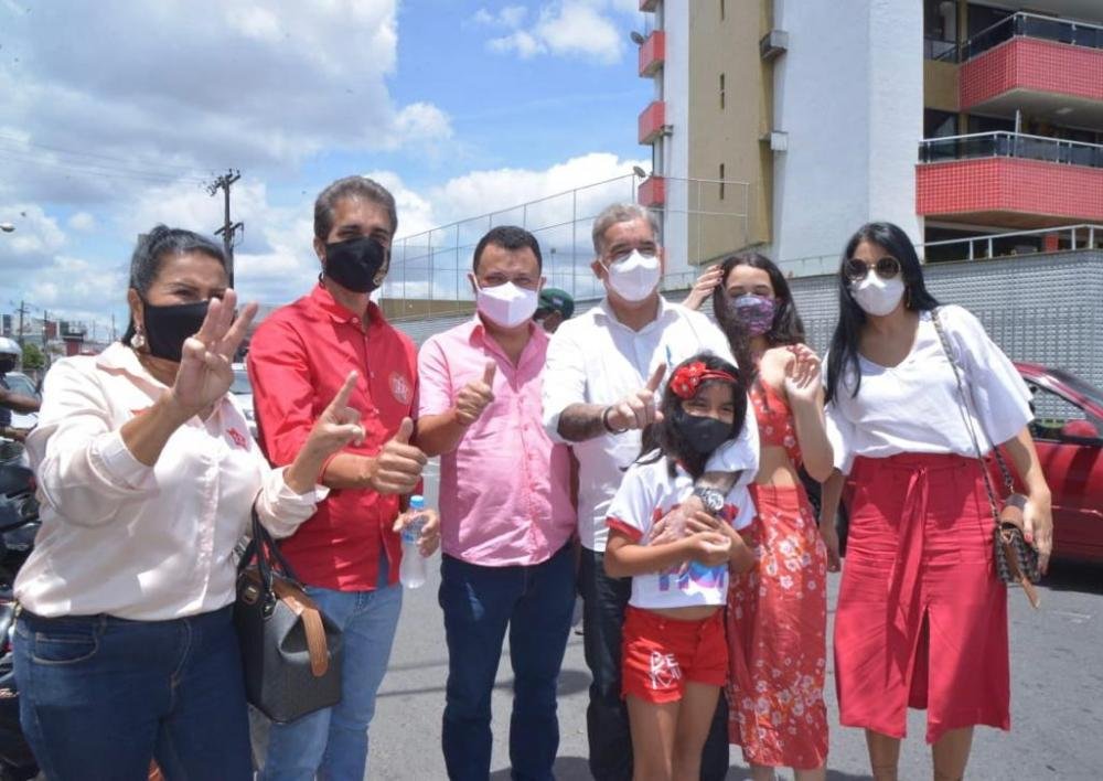 Zé Neto vota acompanhado de candidato a vice e família