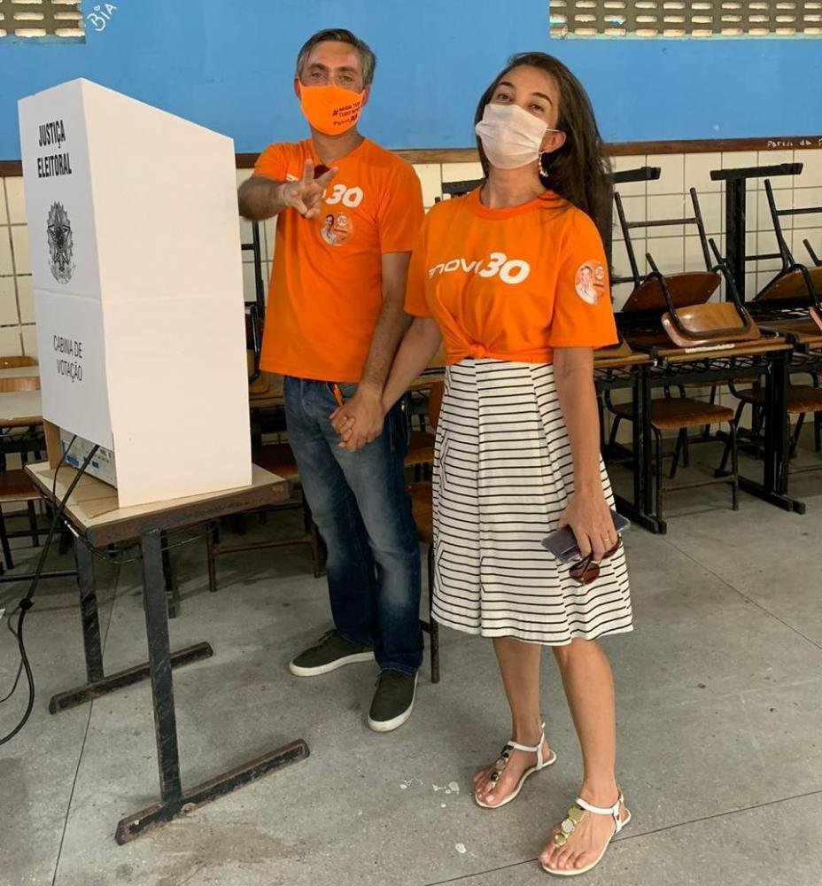 Candidato a prefeito Carlos Medeiros vota acompanhando da esposa