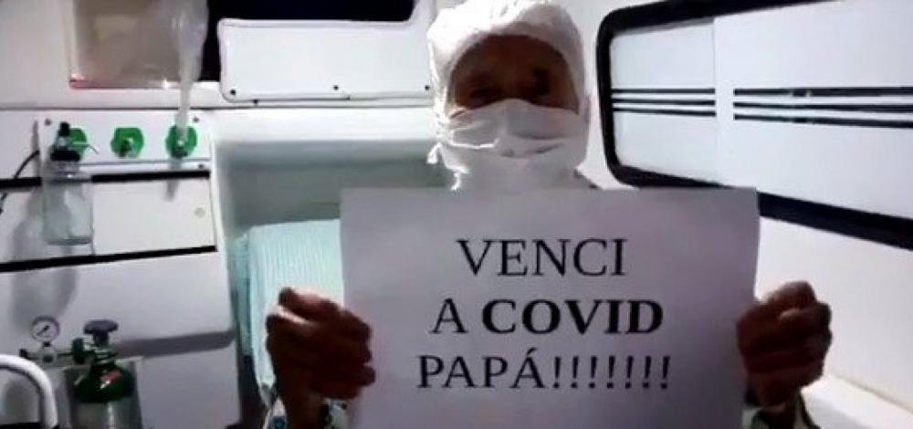Mãe do humorista Jotinha recebe alta médica após nove dias internada: 'Venci a Covid, papá'