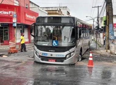 Feira: Veículos caem em buracos em trechos de ruas; ônibus ficou preso em via