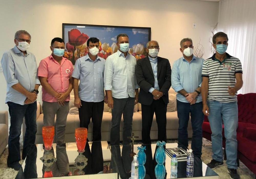 Ao lado de Zé Neto, Rui Costa visita Dom Zanoni e defende que religião não seja usada como instrumento de luta partidária