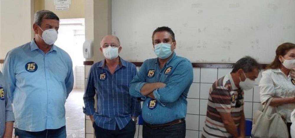 Feira: Candidato pelo MDB, Colbert Martins vota acompanhado da família e aliados políticos