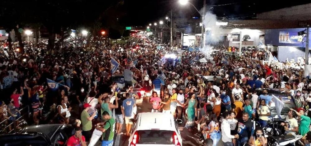Comemorações de reeleição dos prefeitos em Feira de Santana e Vitória da Conquista geram aglomerações