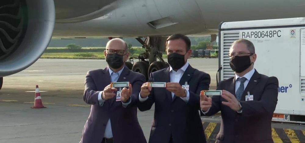 Covid-19: 600 litros de insumos para fabricação da vacina CoronaVac chegam a São Paulo