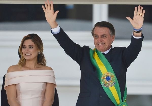 Em evento no Planalto, Bolsonaro expõe roupas usadas por ele e Michelle na posse
