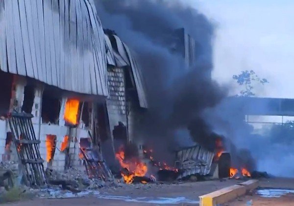 Incêndio atinge fábrica de pneus nesta sexta em São Sebastião do Passé