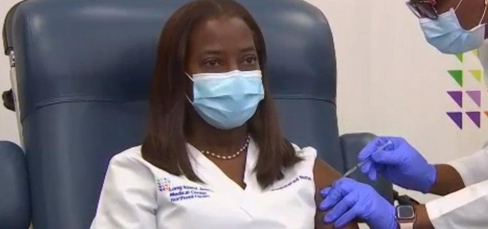 Enfermeira é 1ª pessoa a ser vacinada contra a Covid-19 em hospital de Nova York