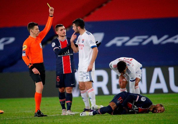 Avaliação preliminar aponta entorse no tornozelo de Neymar