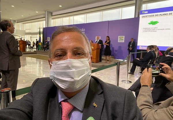 ‘É hora de união’, diz Vilas-Boas ao acompanhar lançamento de plano de vacinação