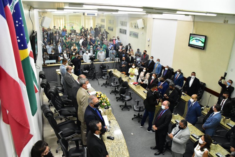 Câmara de Feira empossa eleitos e escolhe Fernando Torres para presidente