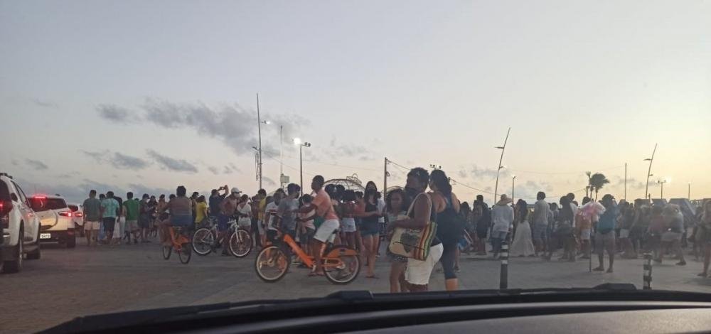 No dia em que Brasil ultrapassa 200 mil mortos por Covid-19, Farol da Barra registra aglomerações