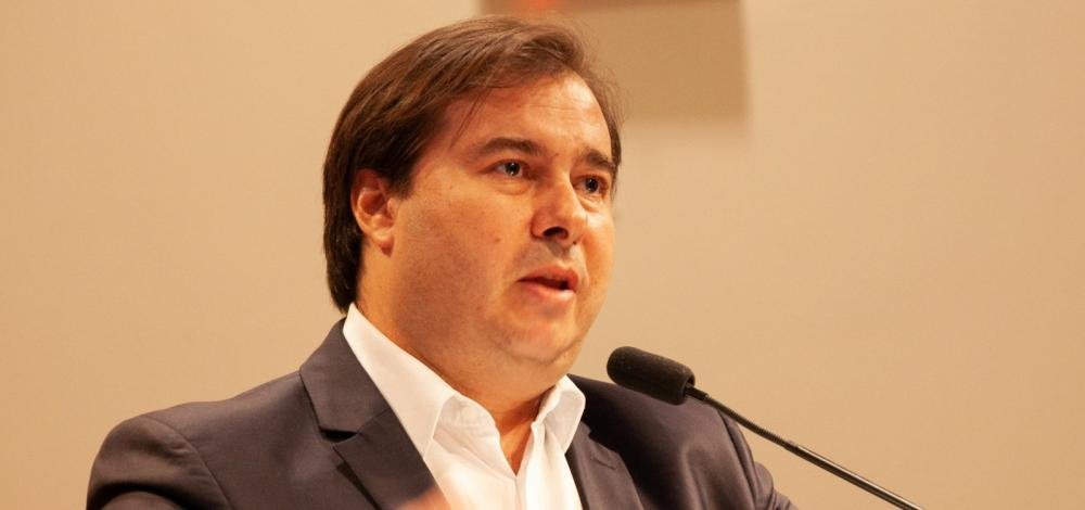 Maia não abrirá processo de impeachment contra Bolsonaro, mas não arquiva pedidos