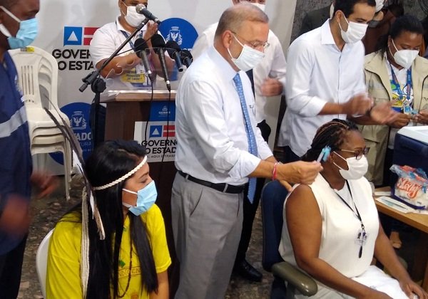 Enfermeira do Hospital Couto Maia é a primeira vacinada contra a Covid-19 na Bahia